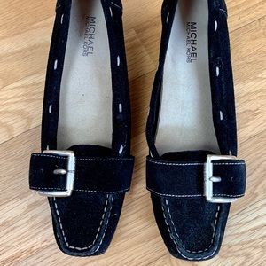 MICHAEL KORS SUEDE LEATHER WITH WHITE HAND-STITCH TRIM AND MK BUCKLE. WOMANS 8